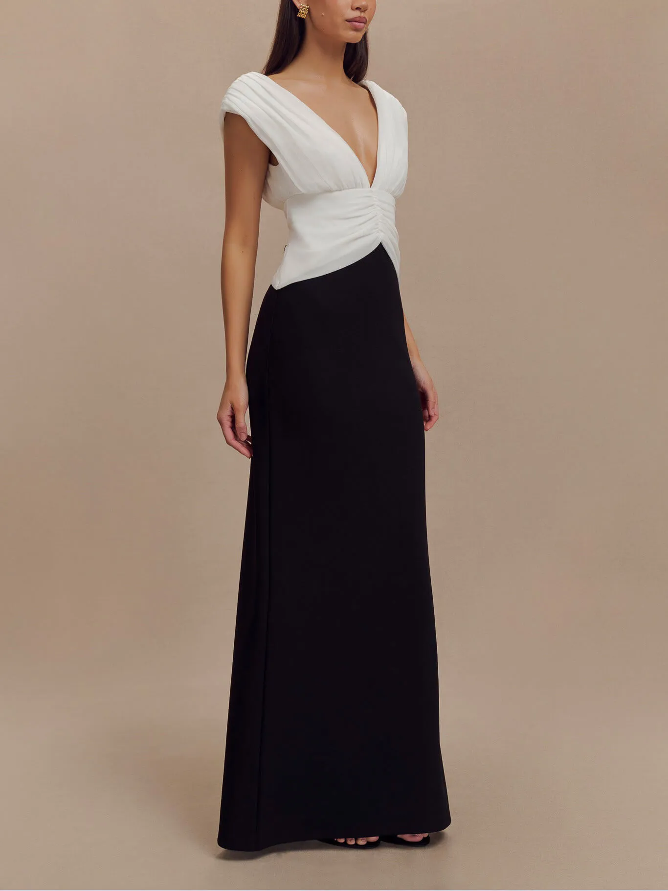 Elegant Deep V-neck Contrasting Pleated Maxi Dress