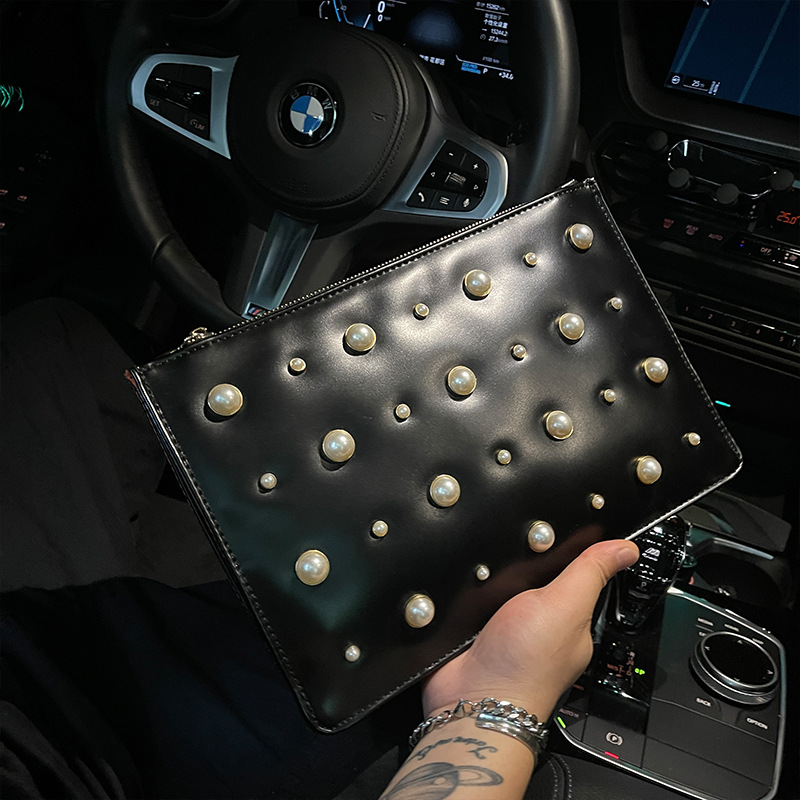 2023 New Pearl Envelope Bag In Hand