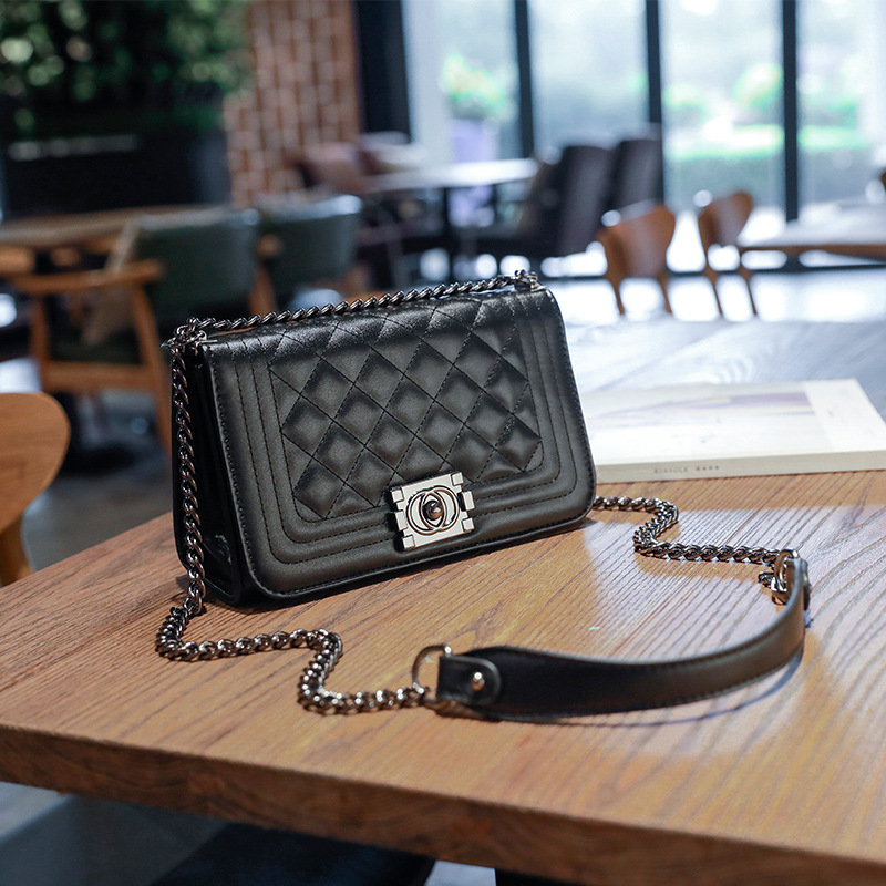 Classic  Diamond Chain Clutch