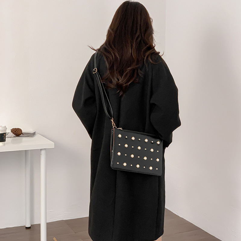 2023 New Pearl Envelope Bag In Hand