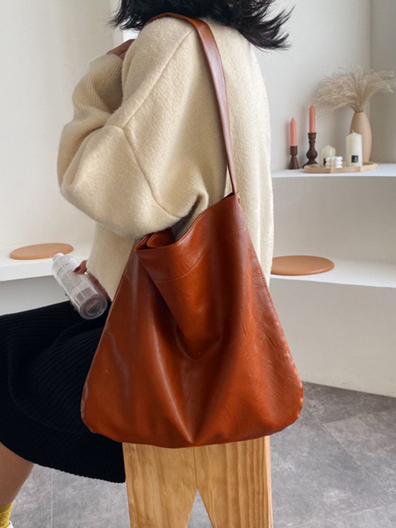 Large capacity single shoulder bag